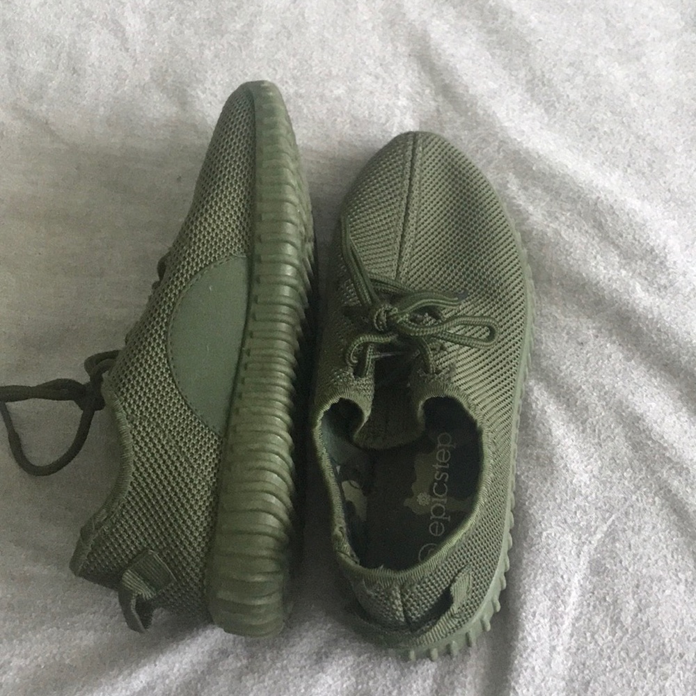 Athletic tennis shoes